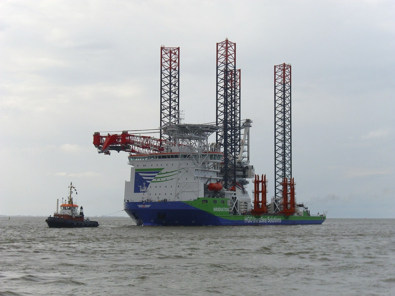 Jack-up unit and support tug during a marine operation